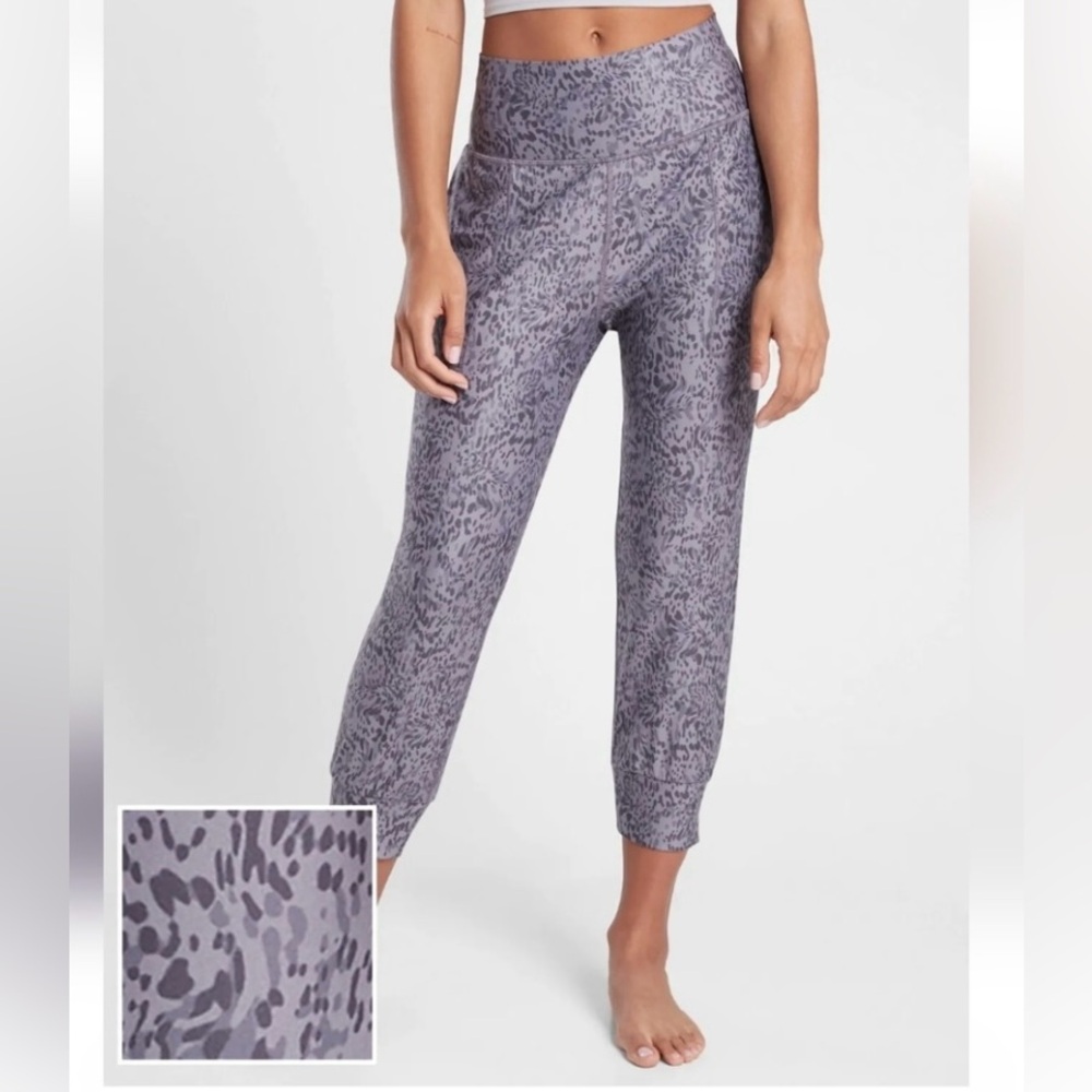 Athleta  Salutation crop jogger L petite